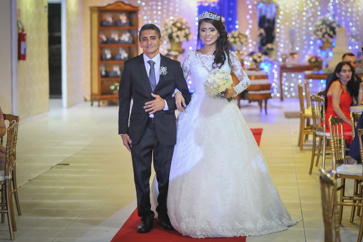 Noiva linda entrando na cerimonia em fortaleza