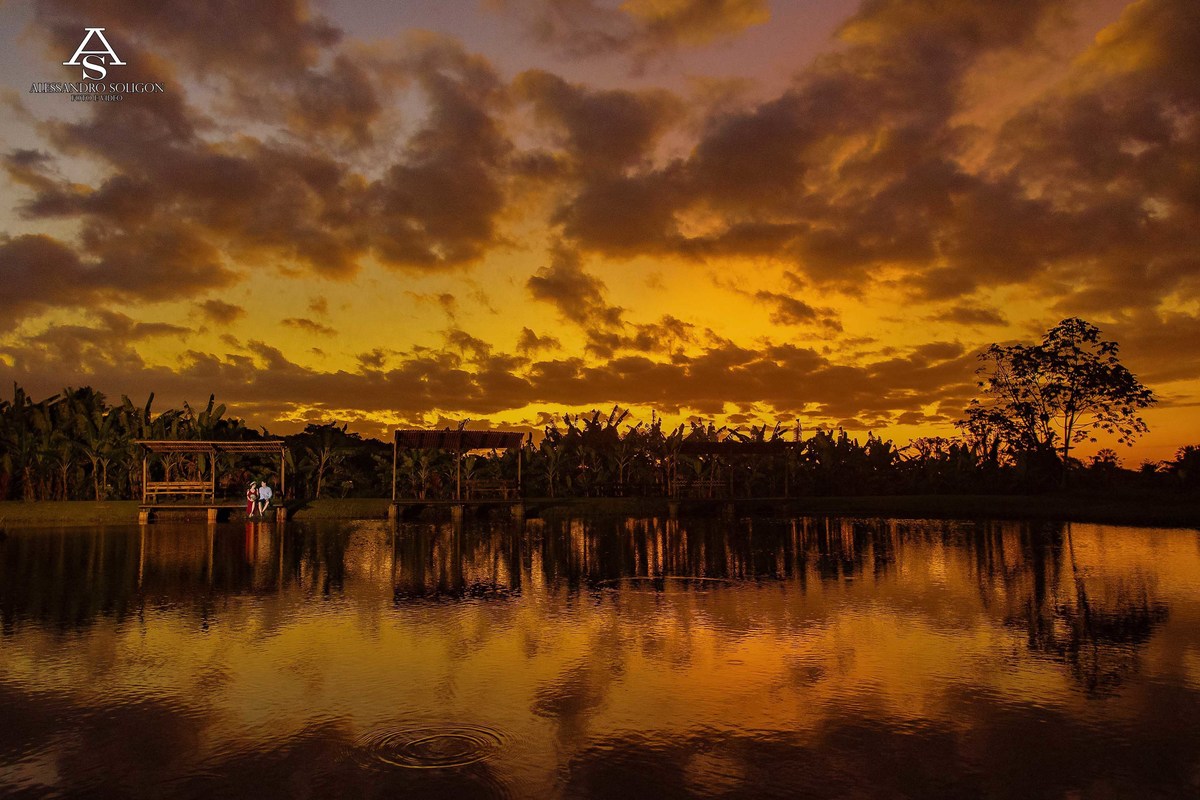 Lindo casal de noivos ao por do sol em fortaleza