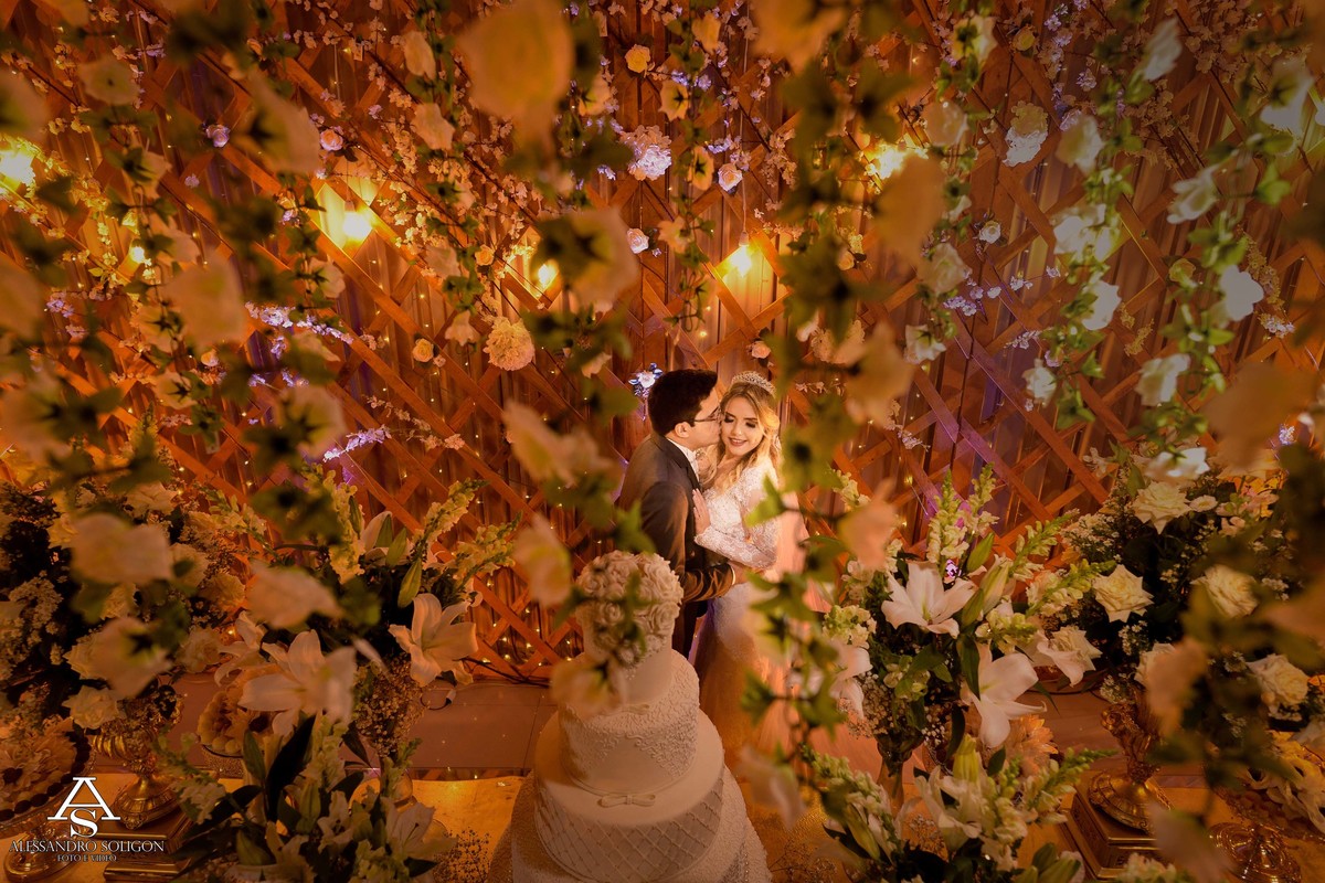 Os noivos no bolo de casamento