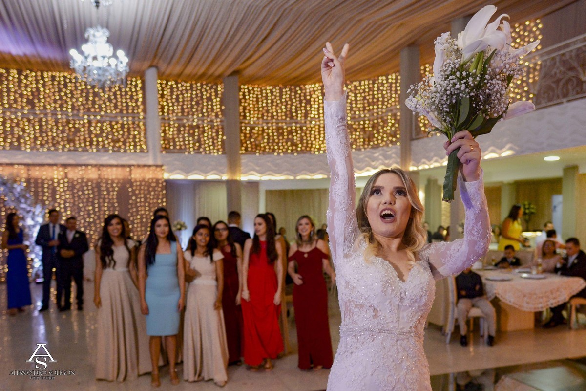 Jogando o bouquet para as solteiras