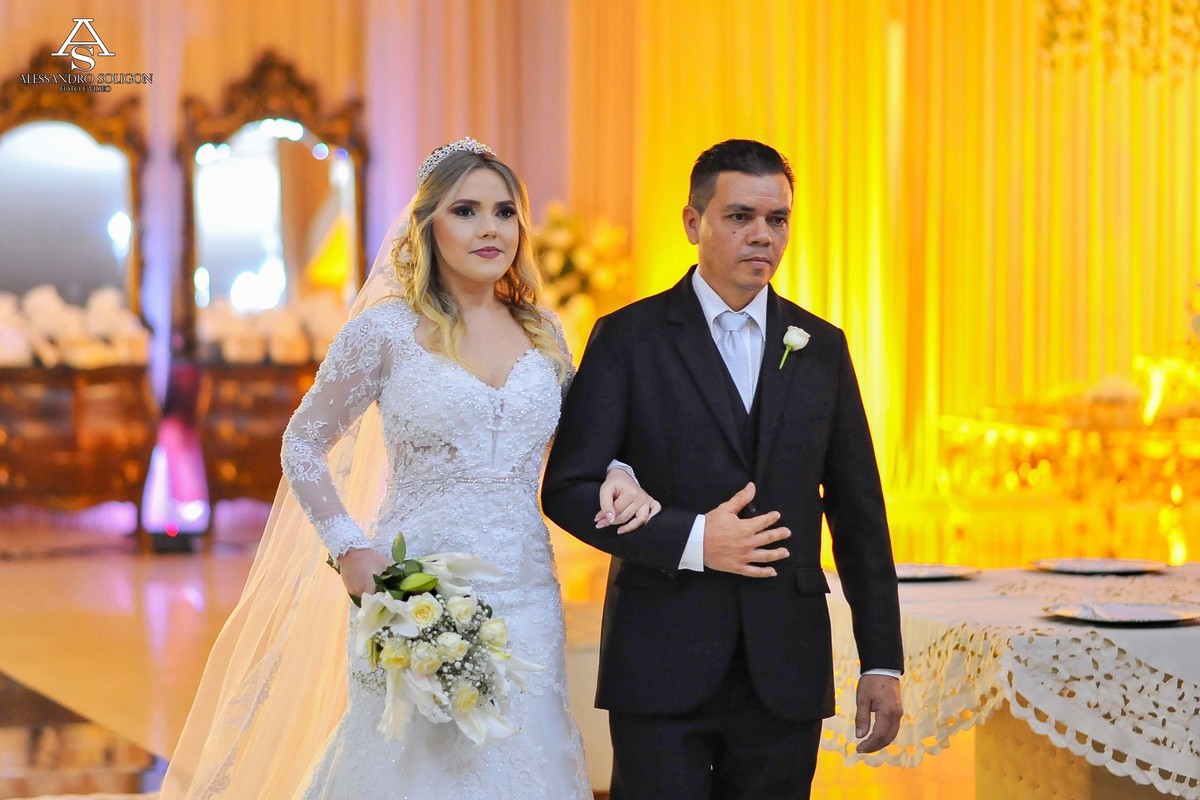 A entrada da noiva no Luanas buffet em fortaleza