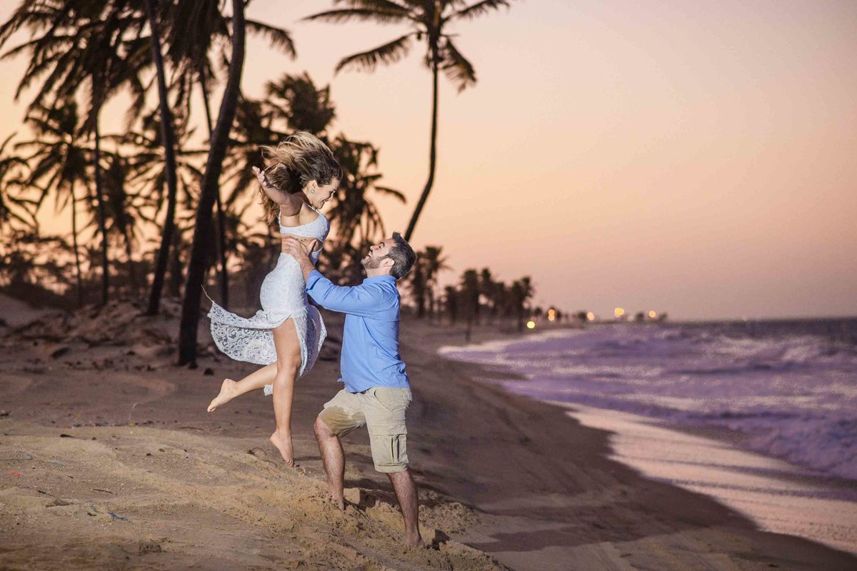Noivos brincando na praia