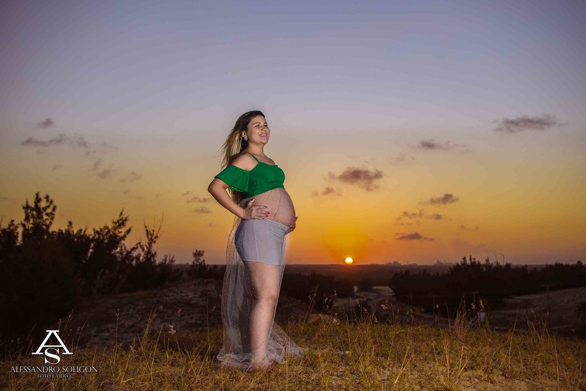 gestante no por do sol
