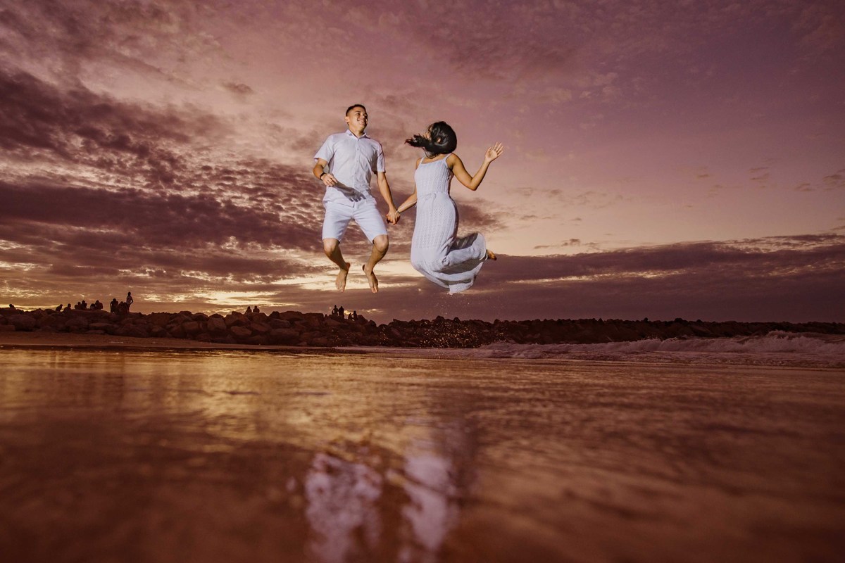 Casal de noivos no por do sol