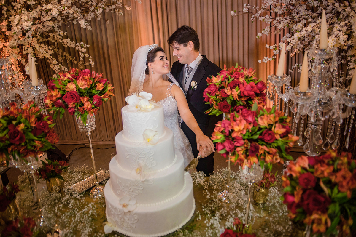 Corte do bolo de casamento