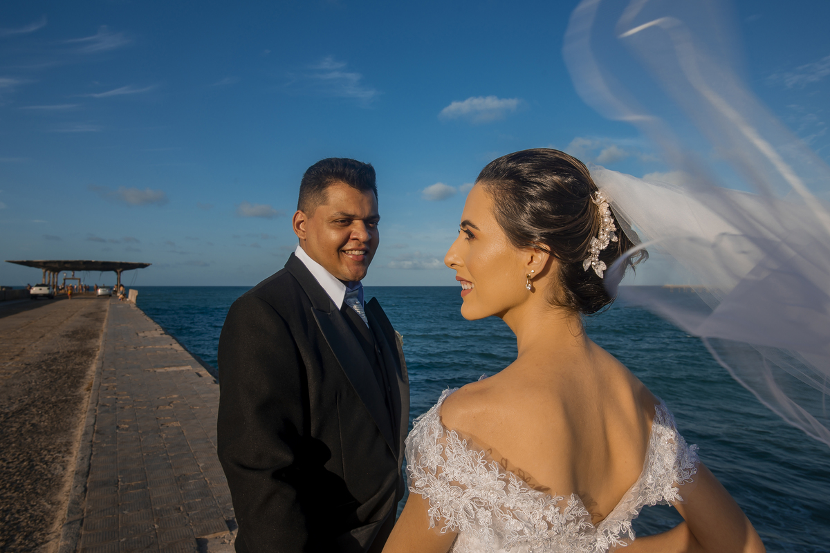 Noivos na praia em Fortaleza