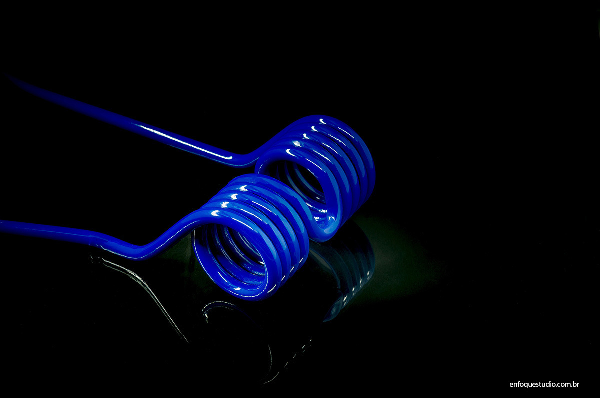 Fotografia Industrial de Molas para Implementos Agrícolas em fundo preto com reflexo para destacar formas dos produto