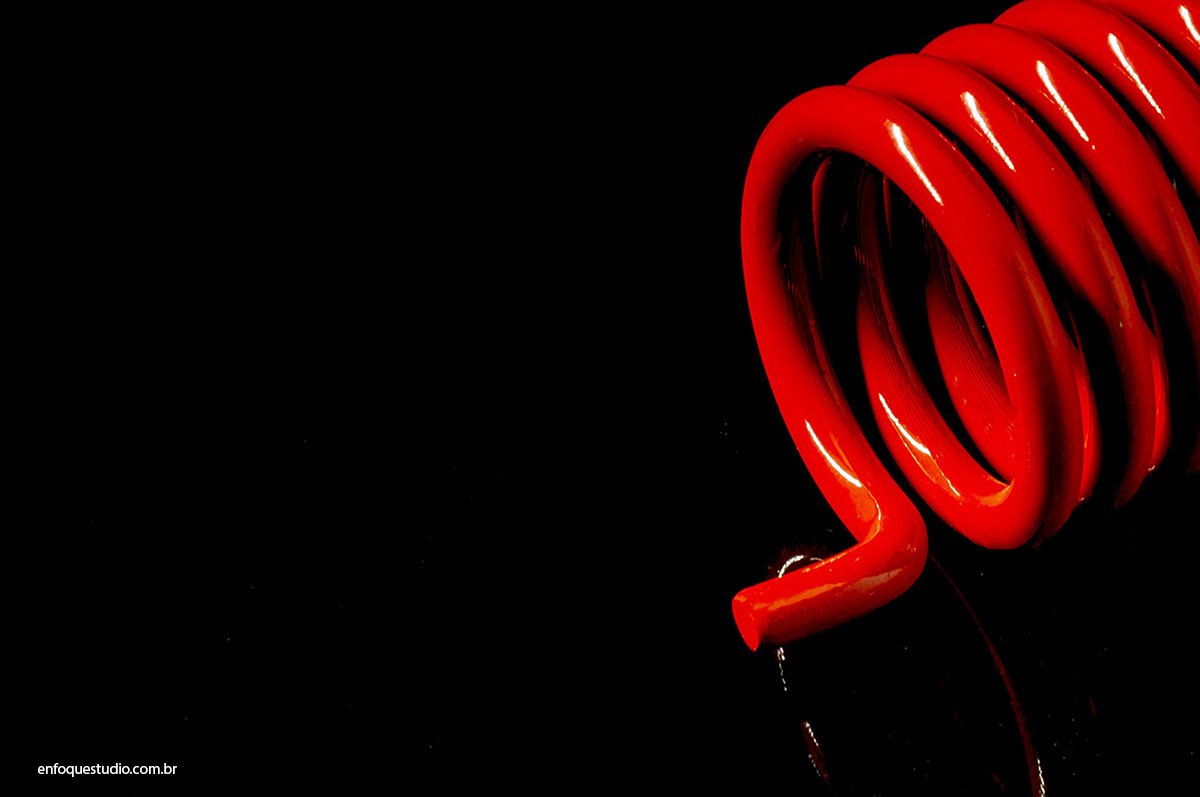 Fotografia Industrial de Molas para Torção em fundo preto com reflexo para destacar formas dos produto