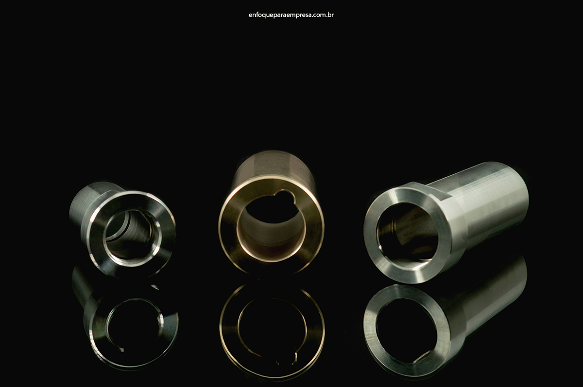 Fotografia Industrial de Peças de Bomba d'água em fundo preto com reflexo para destacar formas dos produtos