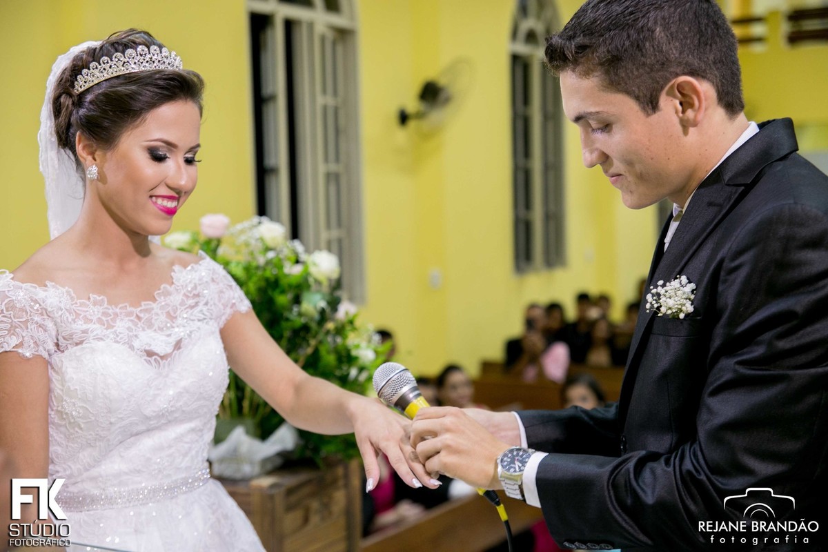 Noiva recebendo a aliança-Guarapari-ES