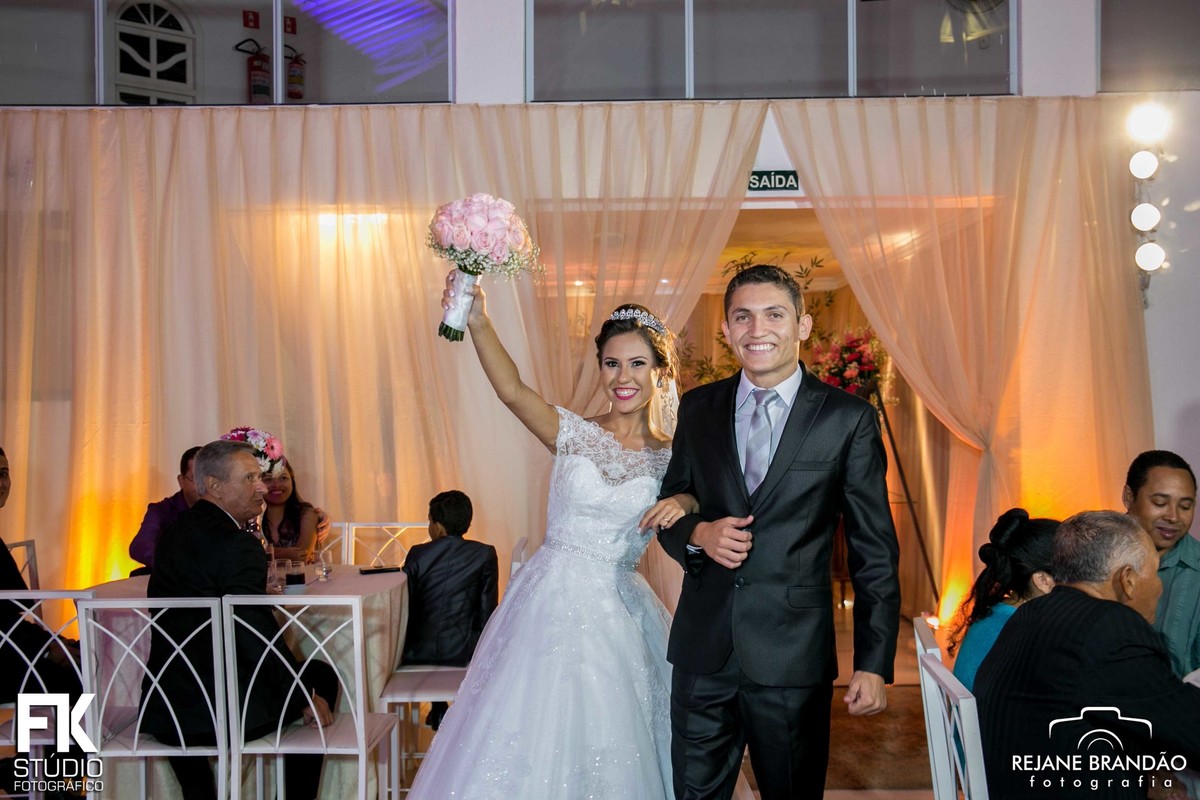 chegada dos noivos na festa