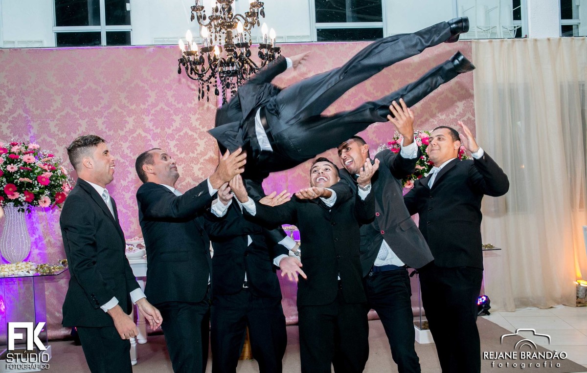 Padrinhos jogando o noivo para o alto - Elaine e Rafael