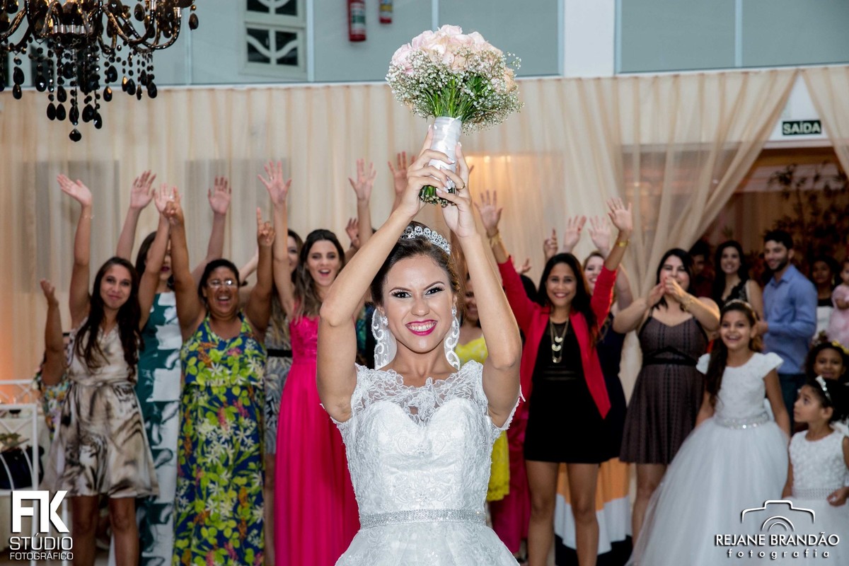 Noiva jogando o buque - Casamento - Guarapari - Elaine e Rafael