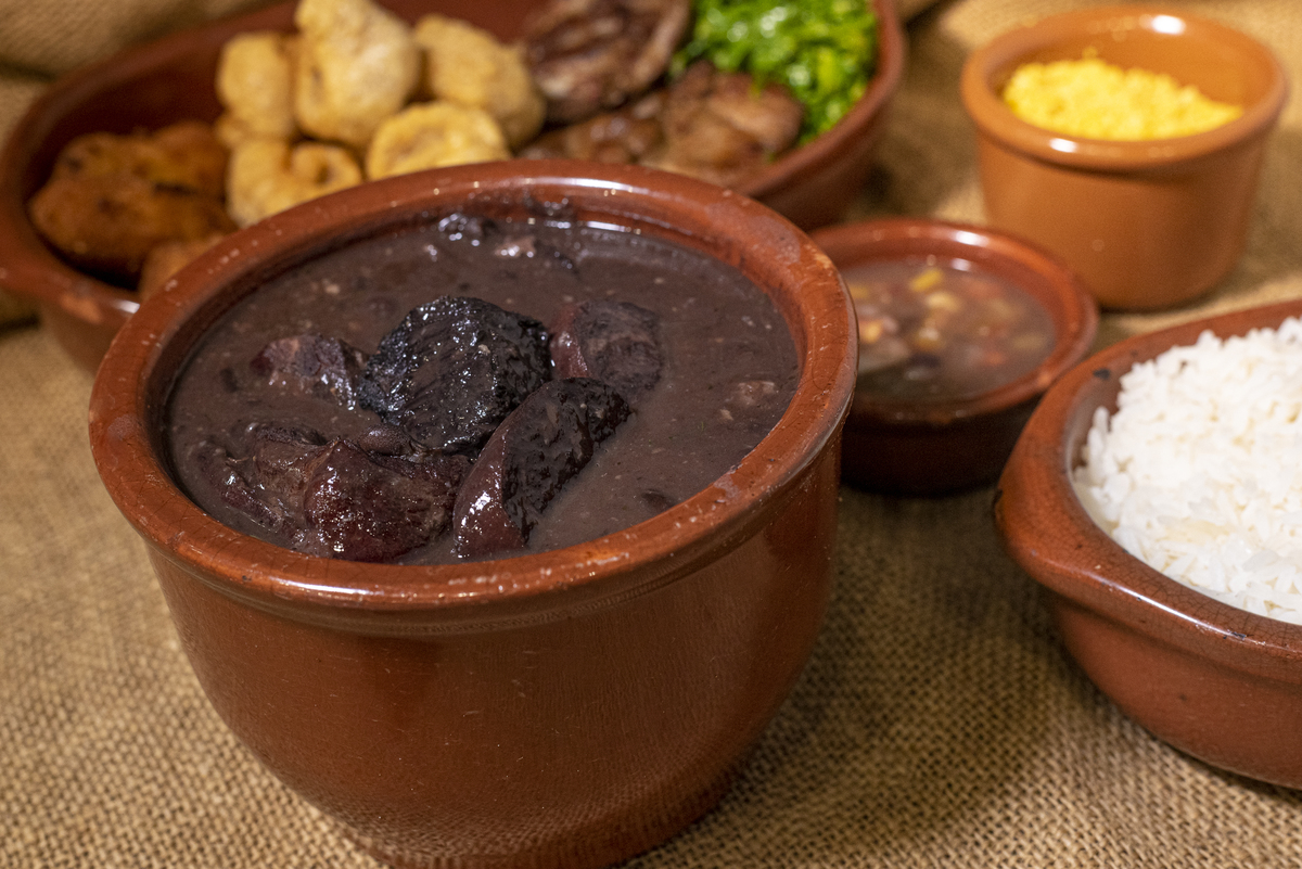 FEIJOADA GRANDE

A MELHOR FEIJOADA DO ABC
ACOMPANHADA DE ARROZ BRANCO, COUVE, TORRESMO, FAROFA, BISTECA GRELHADA, BANANA À MILANESA E MOLHO DE PIMENTA