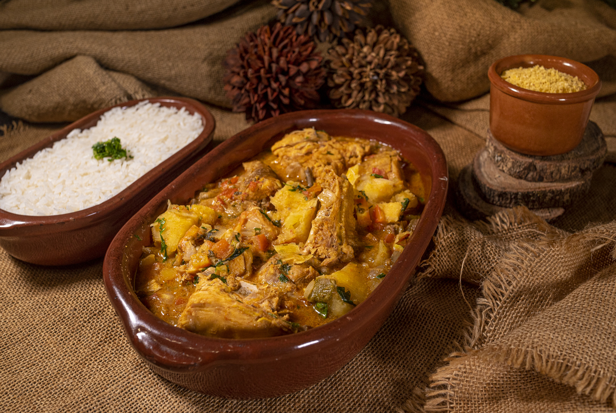 GALINHA ATOLADA
G A L I N H A  E N S O P A D A  C O M
M A N D I O C A  
A C O M P A N H A D O  D E
A R R O Z  E  F A R O F A
Serve 2 pessoas