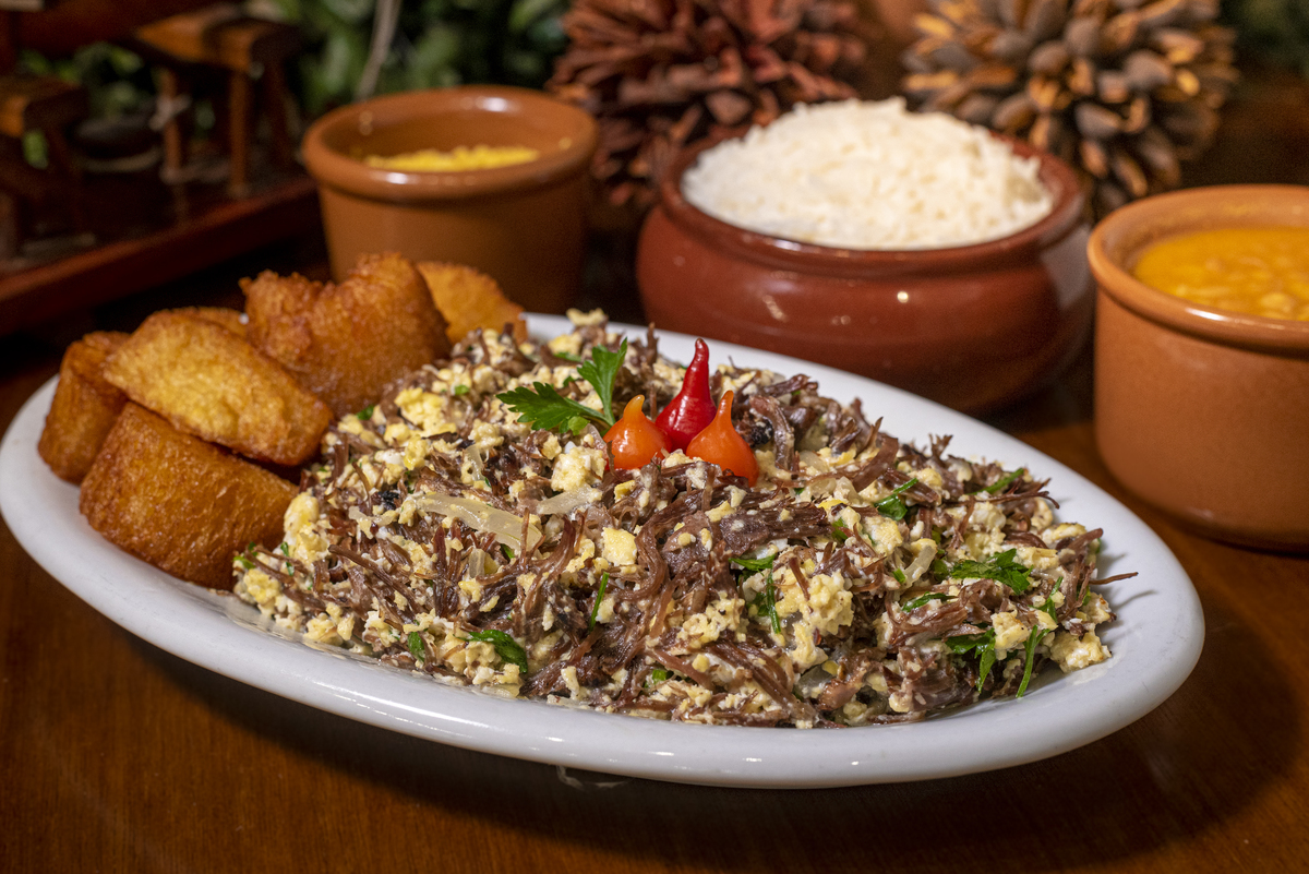 GONZAGÃO
C A R N E  D O  S O L  D E S F I A D A
A C E B O L A D A  C O M  O V O S
A C O M P A N H A D A  D E  A R R O Z ,
F E IJ Ã O , M A N D I O C A  F R I T A  E
F A R O F A .
Serve 2 pessoas