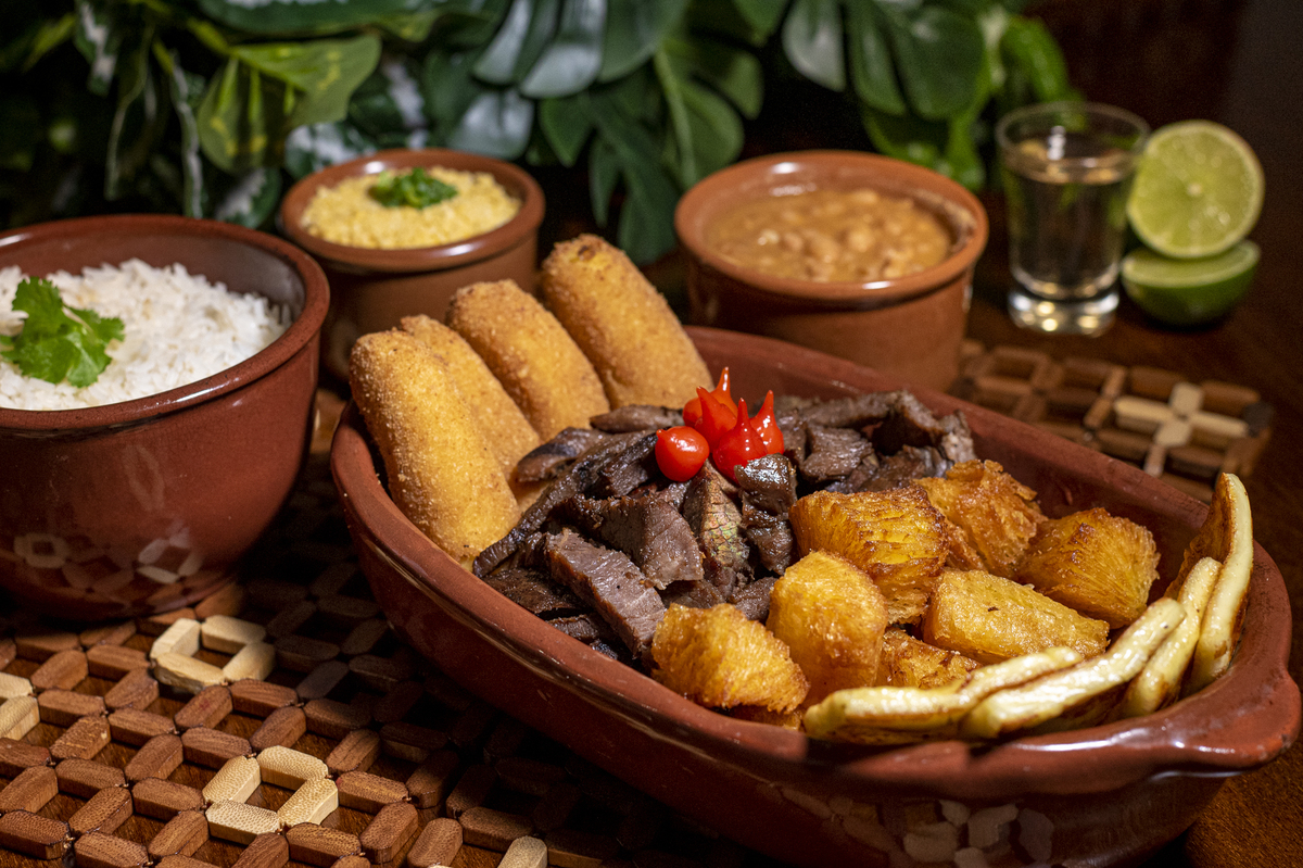 NORDESTÃO
C A R N E  D O  S O L  G R E L H A D A
C O M  Q U E IJ O  C O A L H O 
 A C O M P A N H A D A
D E  A R R O Z  B R A N C O , F E IJ Ã O,
M A N D I O C A  N A  M A N T E I G A, 
B A N A N A  À
M I L A N E S A  E  F A R O F A
Serve 2 pessoas