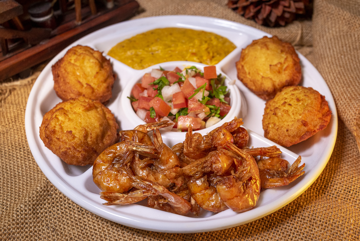 4 BOLINHOS DE FEIJÃO FRADINHO
CAMARÃO FRITO
VATAPÁ / VINAGRETE