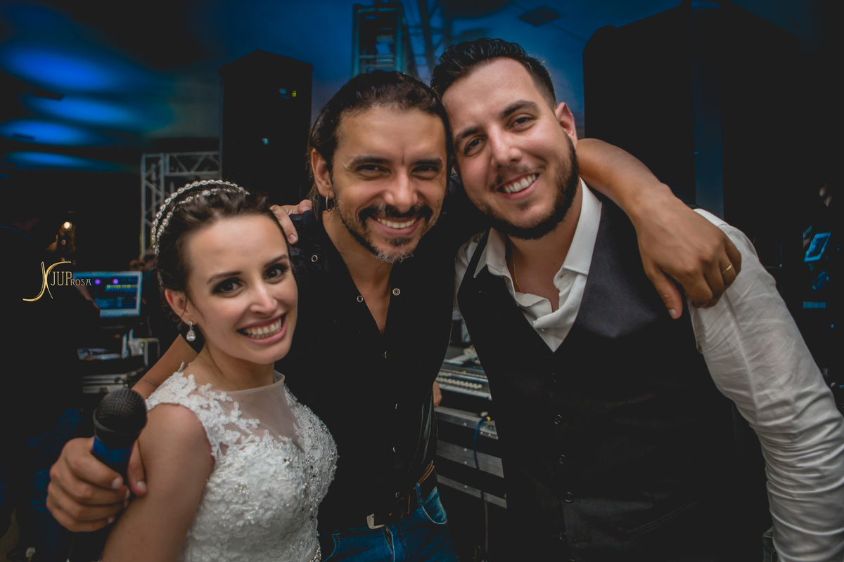 André Leite diretor vocal do Padre Fabio de Melo, vocalista da banda ID2 deixando seu carinho para os noivos :)