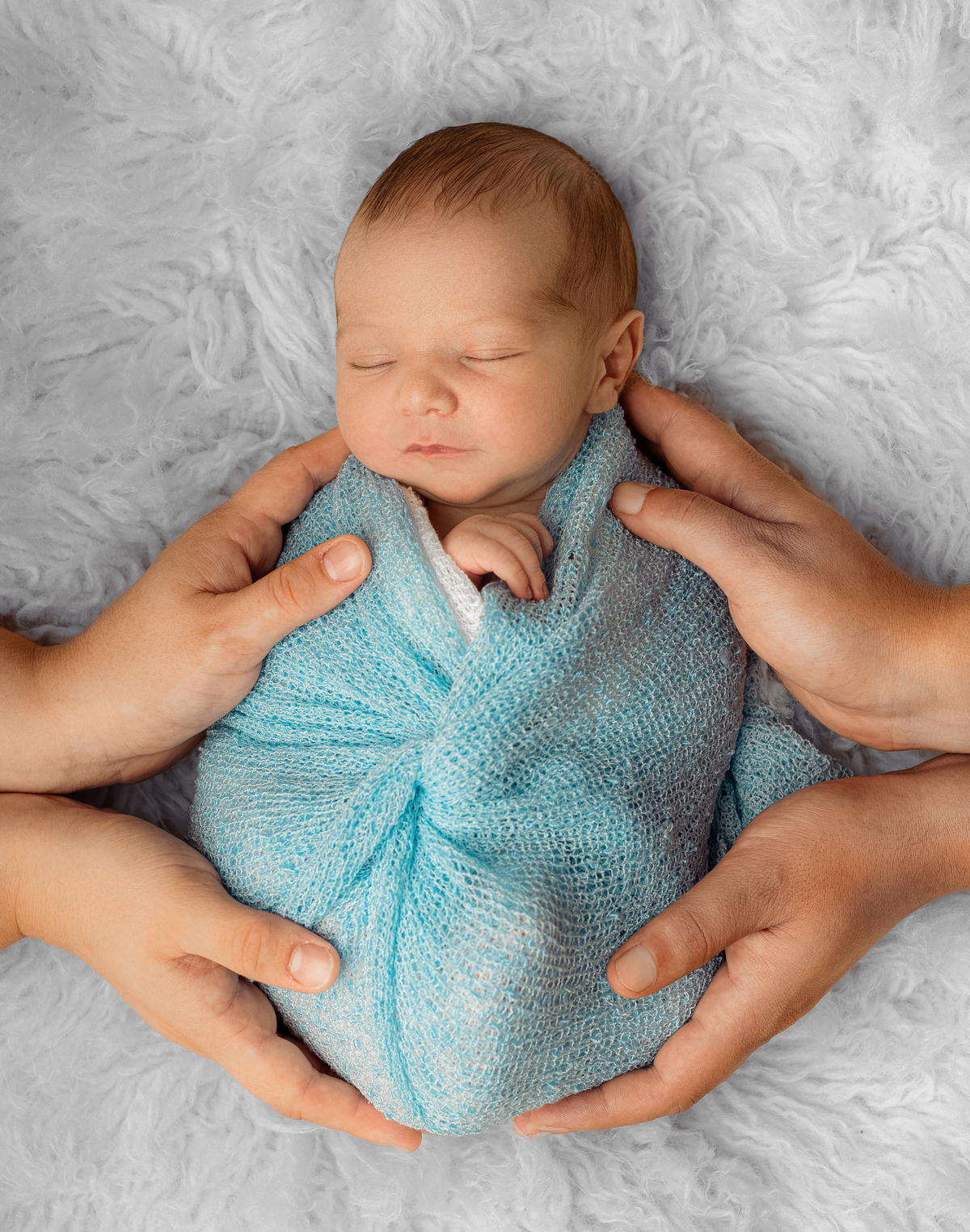 mãos dos pais no bebe