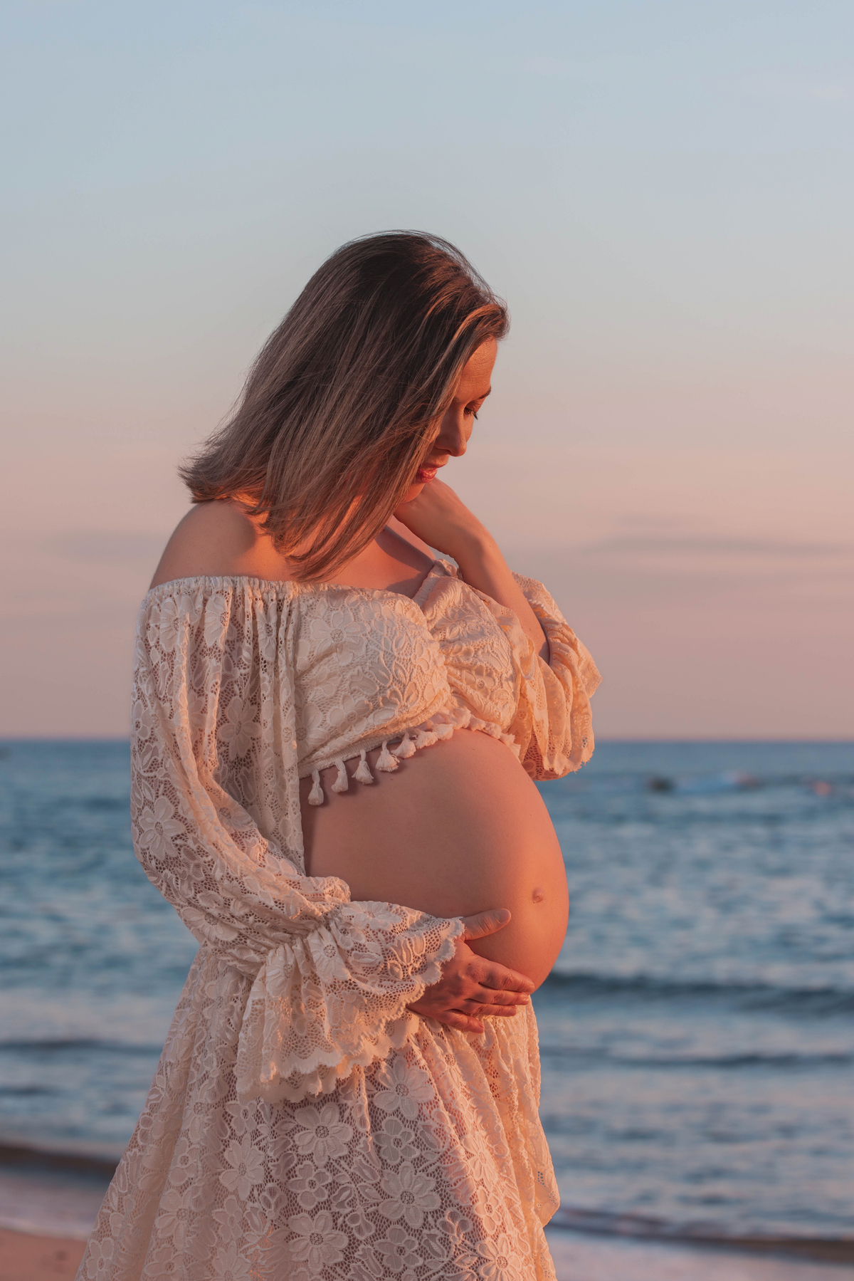 foto de gestante ao por do sol na praia de vila do conde