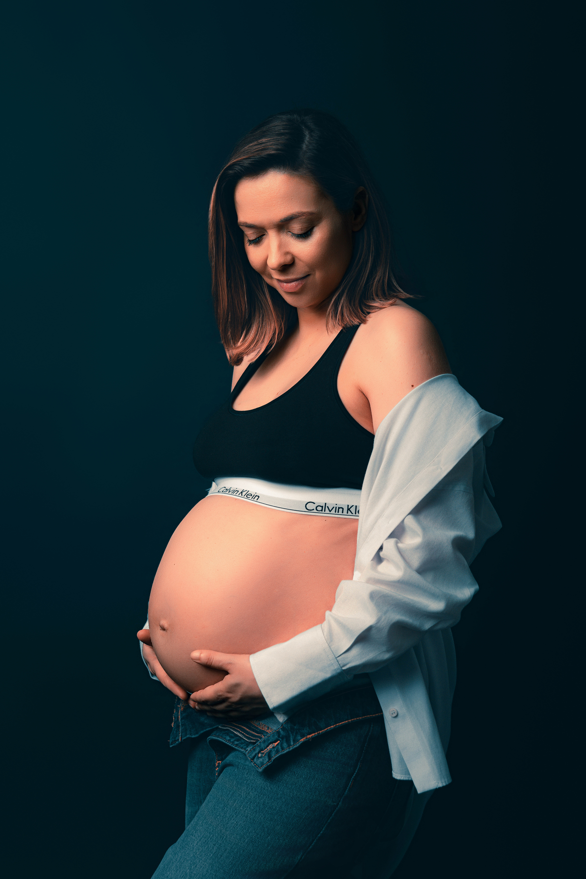 gravida a olhar para a barriga