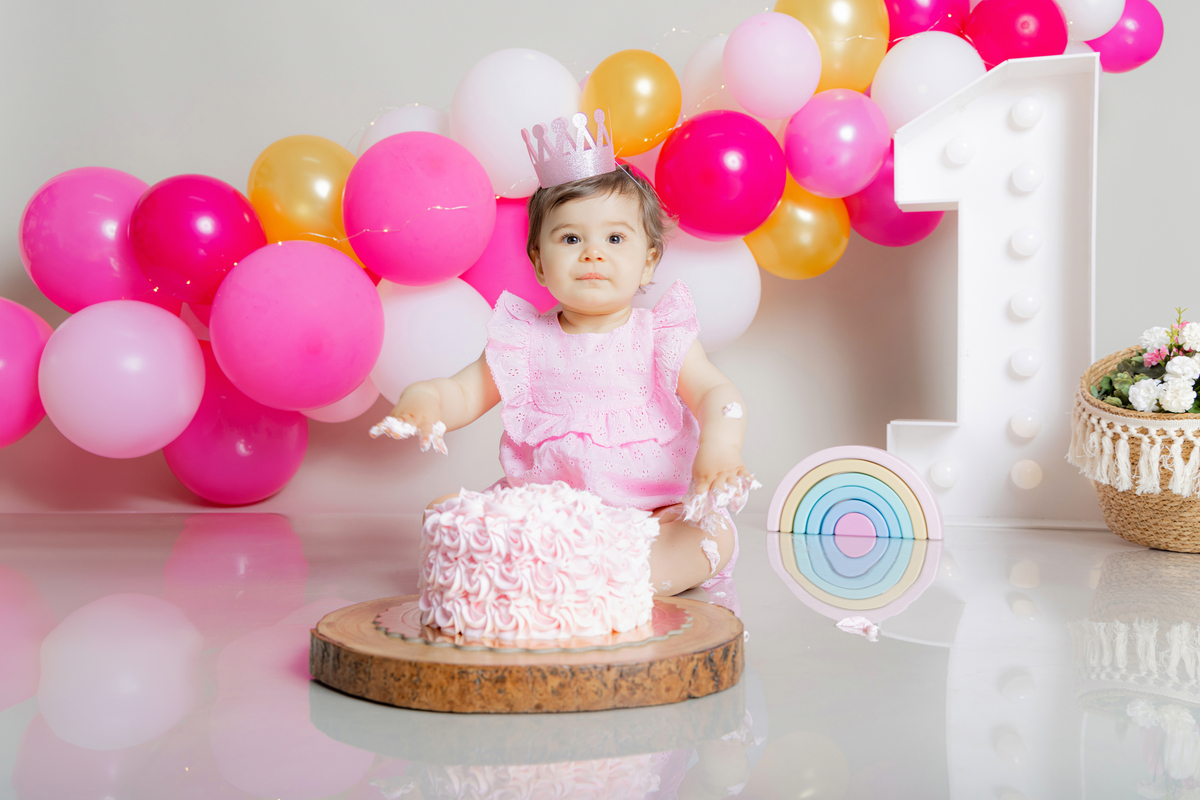 foto de bebe a sujar se com bolo 