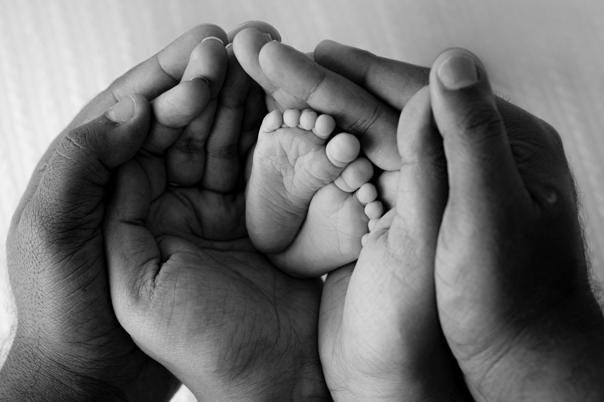 fotografia newborn com os pais preto e branco