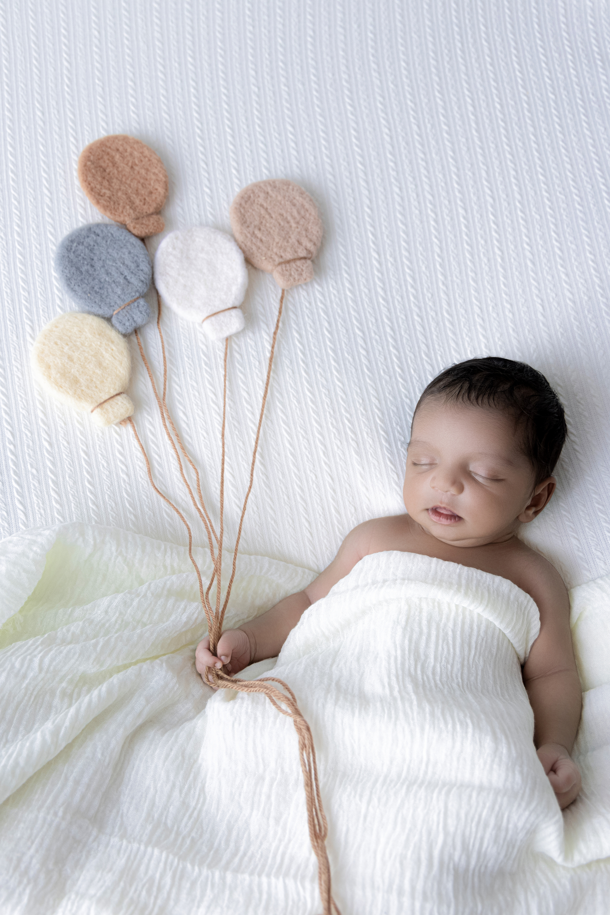 fotografia recem nascido com balões