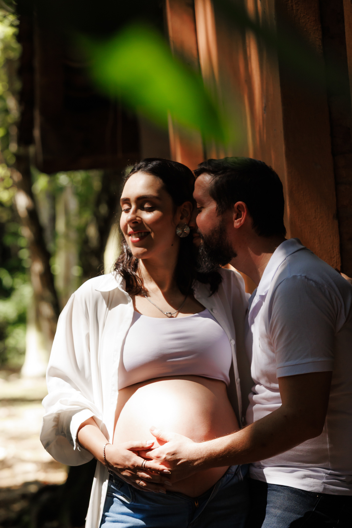 Retrato delicado do casal durante ensaio gestante ao ar livre em Campinas.