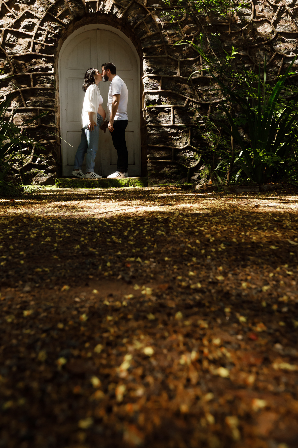 Pai beija a mãe no ensaio gestante em Campinas SP