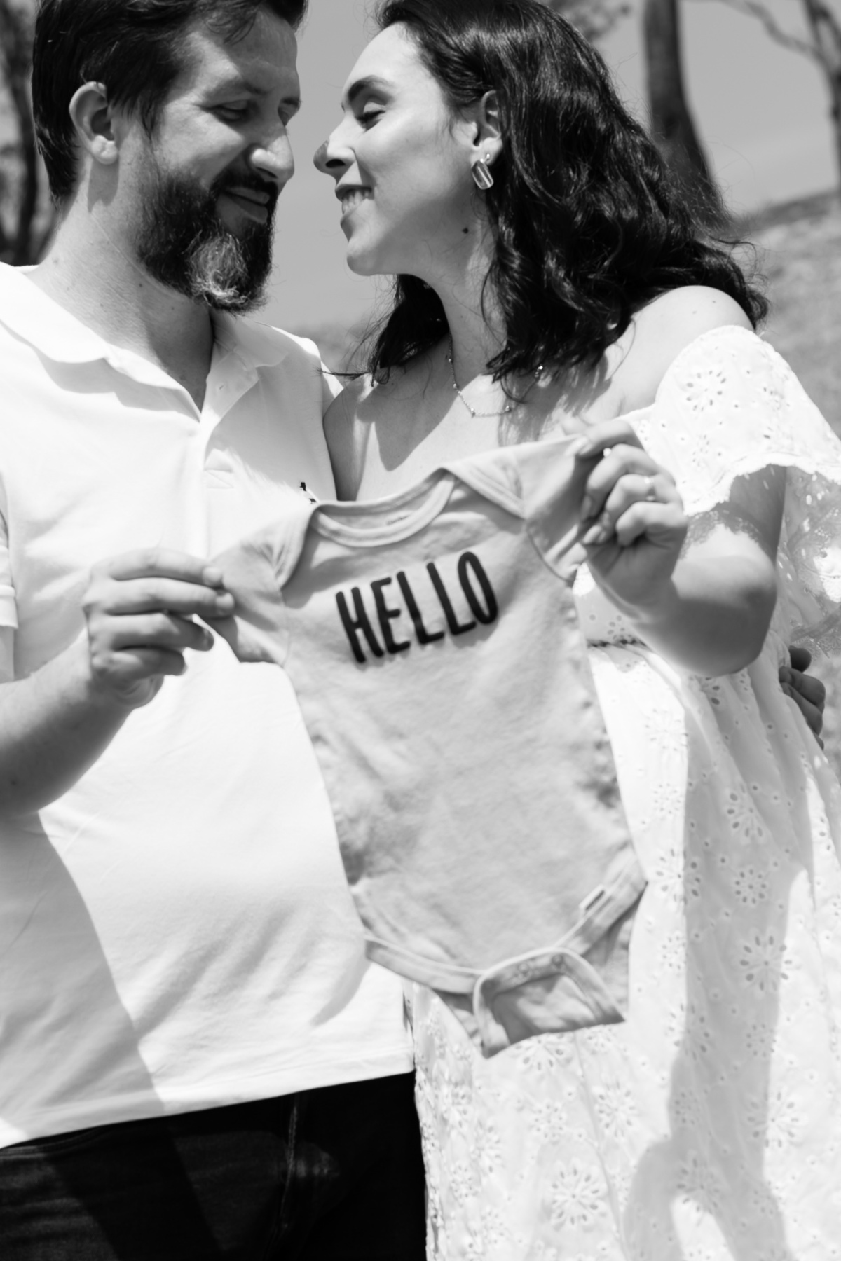 Mãe mostra roupa do bebê no ensaio de gestante em Campinas