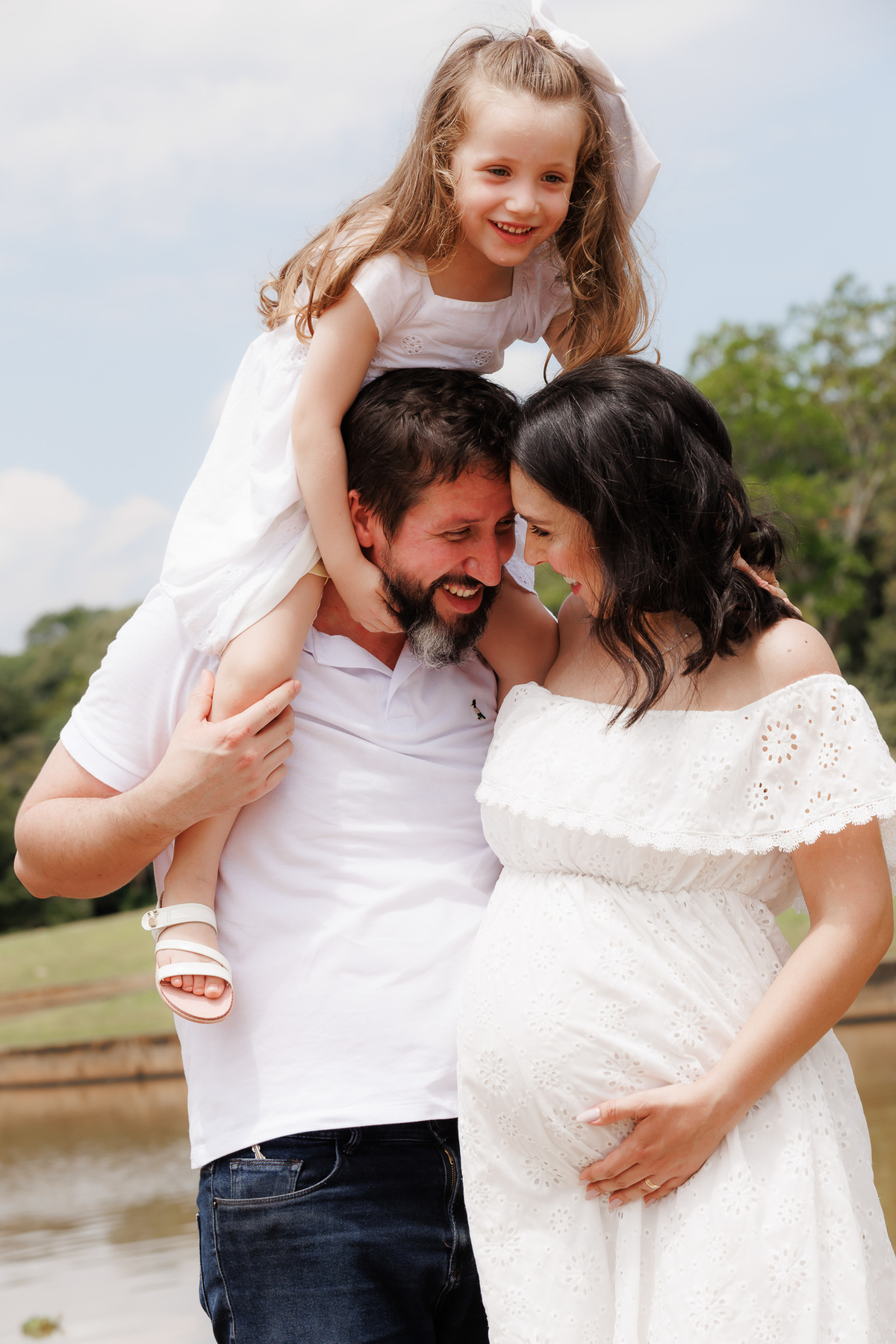 Família feliz ao final do ensaio gestante no Parque Monsenhor Salim em Campinas por Jader Morais Fotografia