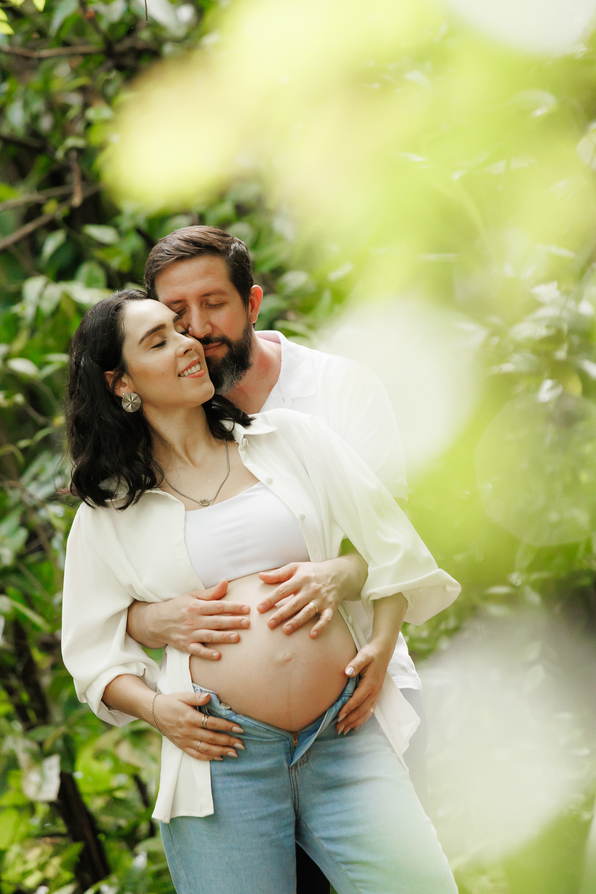 Momento romântico do casal durante ensaio gestante ao ar livre em Campinas.