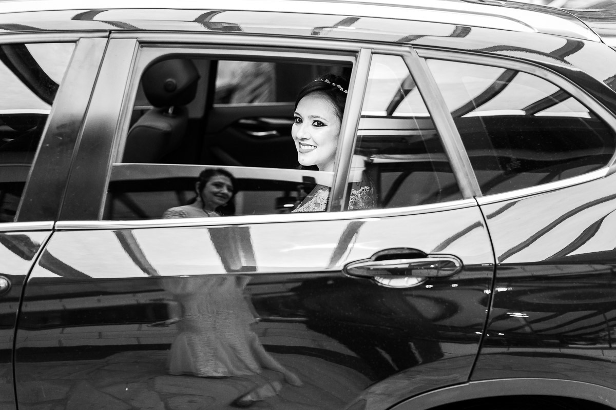 mãe da noiva busca no carro