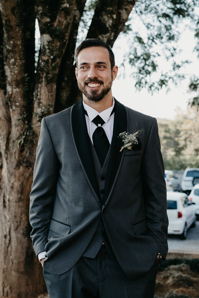 noivo-sorrindo-para-noiva