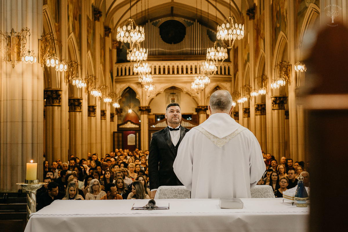 noivo-suspirando-no-altar