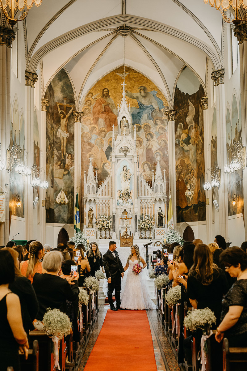 saida-dos-noivos-no-altar