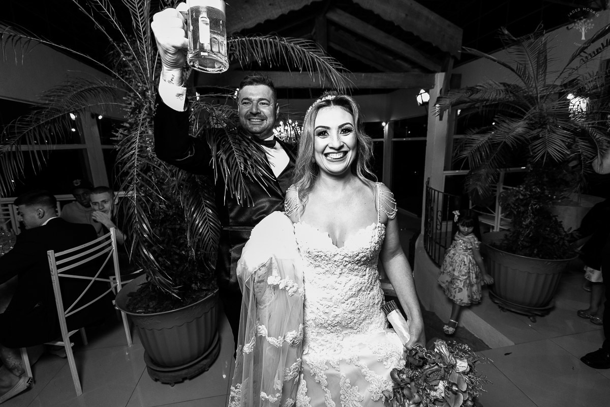 noivo-entra-no-salao-tomando-cerveja