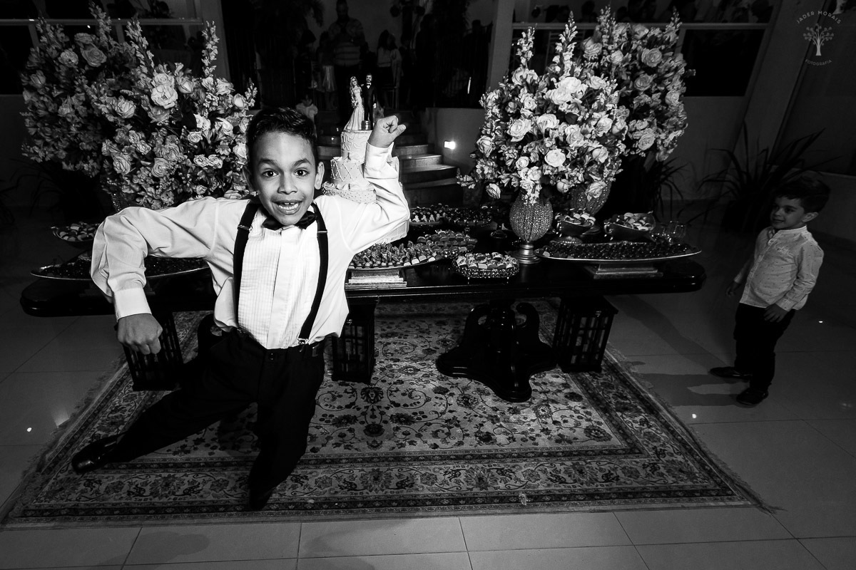 crianca-pula-na-frente-da-foto