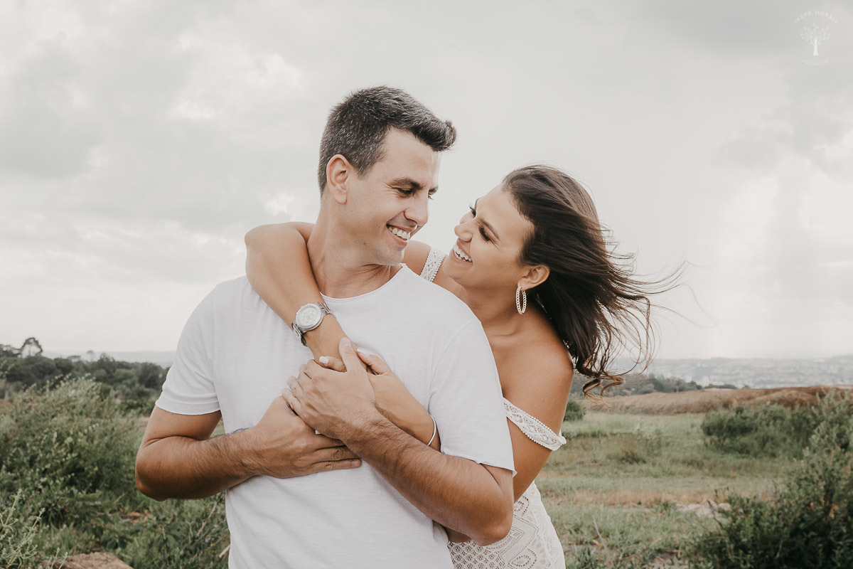 noiva-abraca-noivo-em-alpinas-valinhos