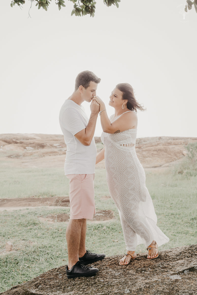 noivo-beija-mao-da-noiva-em-alpinas-valinhos-sp