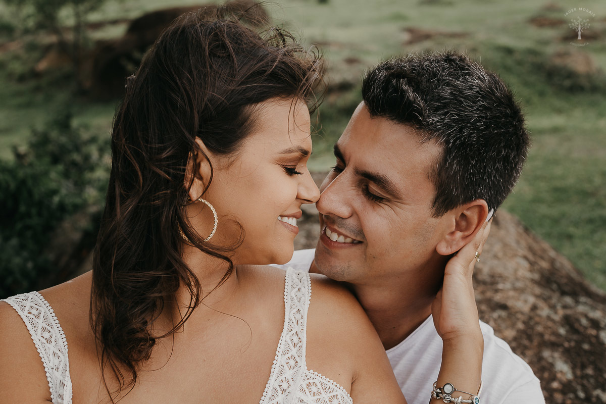 noiva-faz-carinho-no-noivo-em-alpinas-valinhos-sp