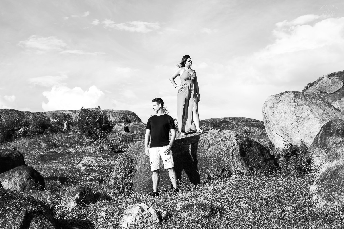noivos-em-cima-das-pedras-alpinas-valinhos-sp