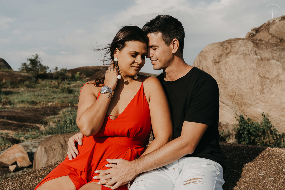 casal-apaixonado-sentados-nas-pedras-alpinas-valinhos-sp