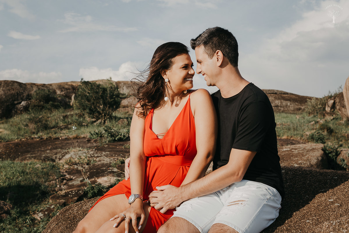 casal-apaixonado-sentados-nas-pedras-alpinas-valinhos