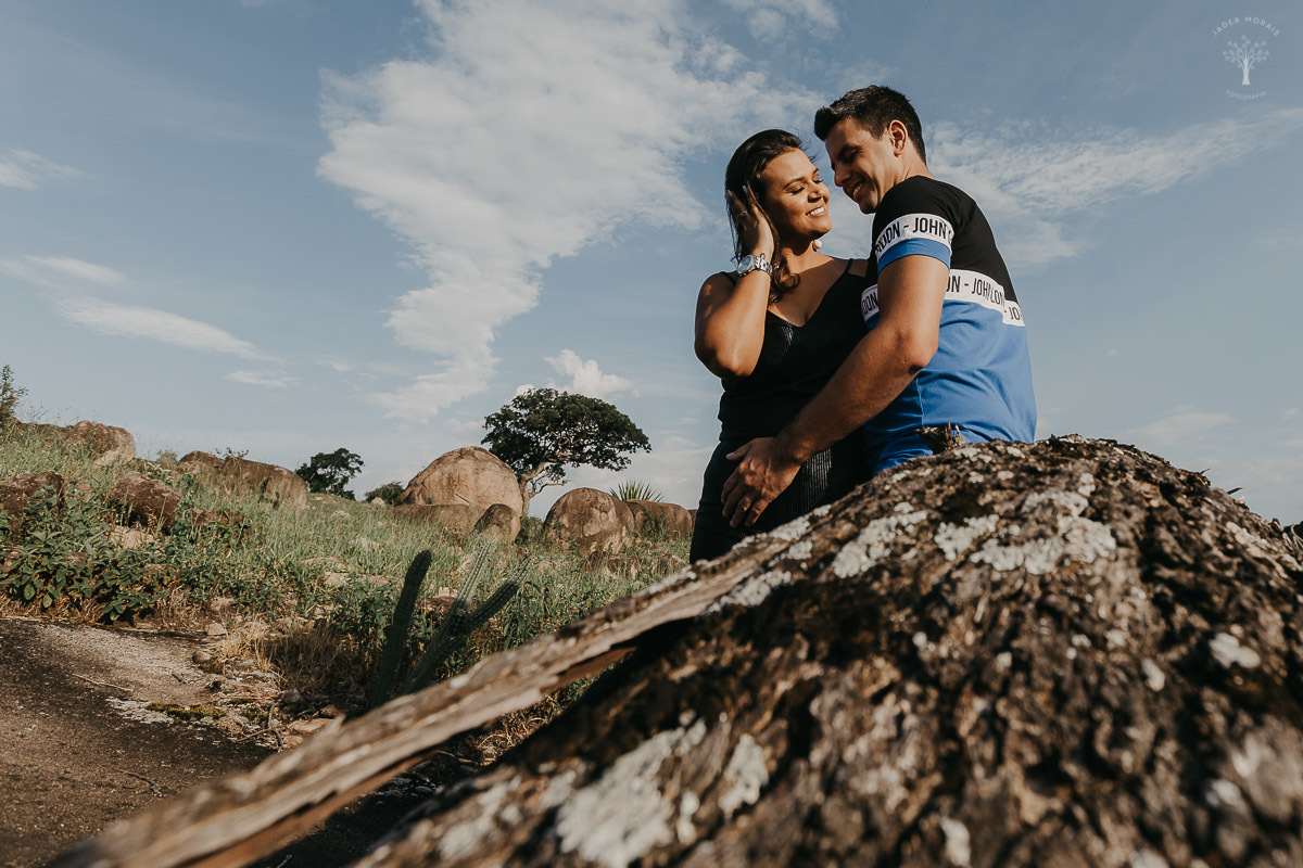 casal-apaixonado-sentados-nas-arvores-alpinas-valinhos-sp