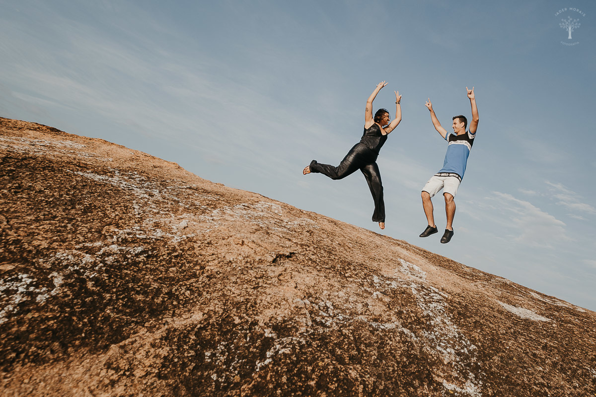 casal-pulando-nas-pedras-em-alpinas-valinhos-sp
