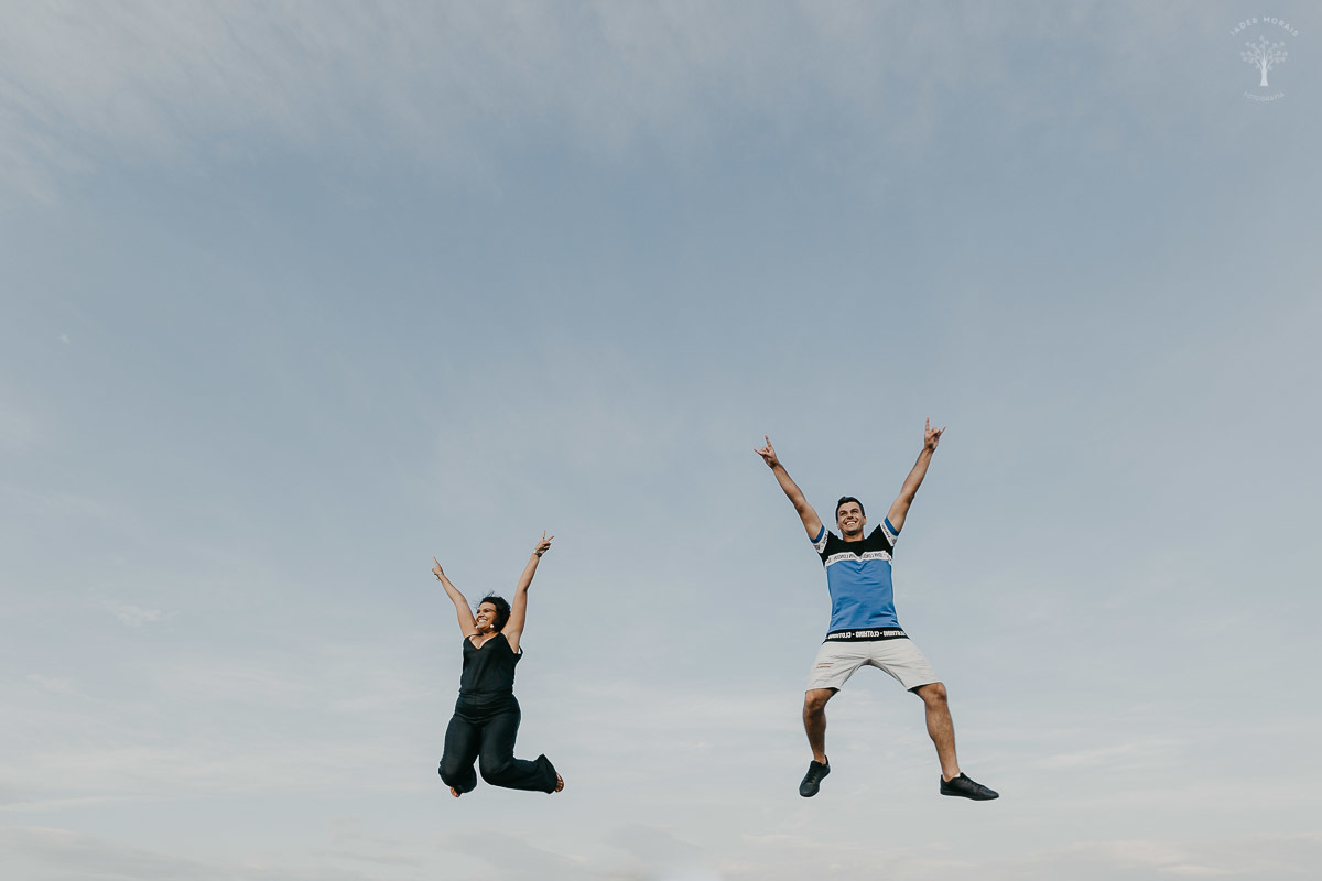 casal-pulando-nas-pedras-em-alpinas-valinhos
