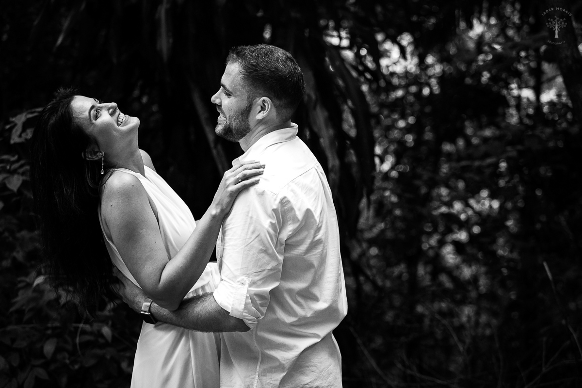 noivo-abraca-noiva-no-bosque-campinas